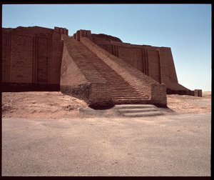 Vista de la escalera del zigurat reconstruido, 2050 a.C.