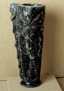 Civilización sumeria: vaso de libación de esteatita del Príncipe Gudea (2141-2122 a.C.). Está decorado con dragones y serpientes. Dim. 23 cm París, Museo del Louvre