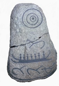 Un barco dibuja en una piedra rúnica, un fresco del período neolítico. Museo Nacional de Copenhague. Dinamarca.