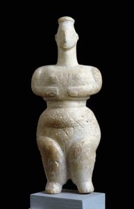 Arte griego: "Estatuilla femenina de Esparta". Escultura de mármol. Atenas, Museo Arqueológico Nacional de Neolithic Neolithic