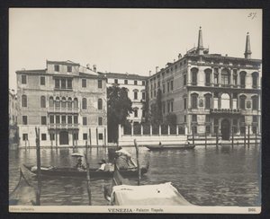 Exterior de un palazzo en Venecia Venecia - Palazzo Tiepolo (título sobre objeto) de Neue Photographische Gesellschaft