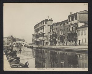 Vista de un canal en Venecia Venecia - Rio delle Guglie (título sobre objeto) de Neue Photographische Gesellschaft