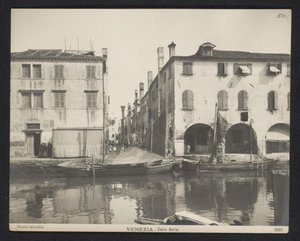 Vista de una calle de Venecia Venecia - Calle Doria (título sobre objeto) de Neue Photographische Gesellschaft