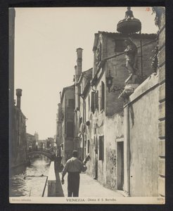 Kade langs de Chiesa di San Barnaba te Venetië Venecia - Iglesia de San Bernabé (título sobre objeto) de Neue Photographische Gesellschaft