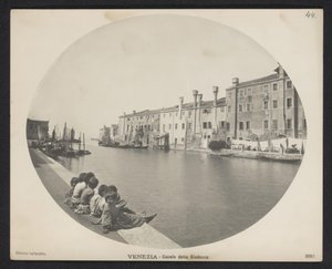 Niños en el muelle a lo largo de un canal en Venecia Venecia - Canale della Giudecca (título sobre objeto) de Neue Photographische Gesellschaft