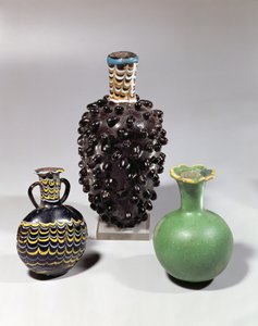 Jarrones egipcios: racimo de uvas, granada y motivo de olas (vidrio) de New Kingdom Egyptian