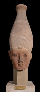 Cabeza de faraón con corona blanca del Alto Egipto, hacia 1400 a.C. (loza)