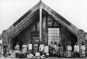 Casa de reuniones o Runanga maorí, c.1863-80 de New Zealand Photographer