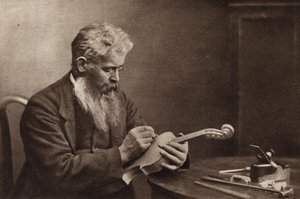 El fabricante de violines (foto en blanco y negro) de Nichol Elliot