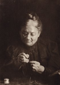 "Enhebrar la aguja" (foto en blanco y negro)