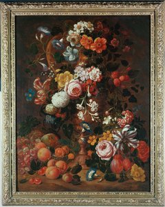 Rosas, dalias, convolvulus, un tulipán y otras flores, en una urna esculpida, con uvas, ciruelas y duraznos cerca de Nicholaes van Verendael