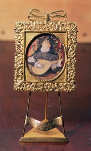 La Reina Isabel I tocando el laúd (miniatura con soporte de latón)