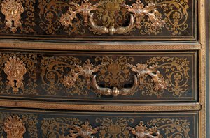 (detalle) de una cómoda de Luis XIV (ormolu, latón, carey y ébano boulle) de Nicholas Sageot