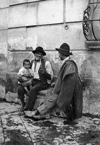 Viejo con pipa, hombre y niño de Nicola Biondi