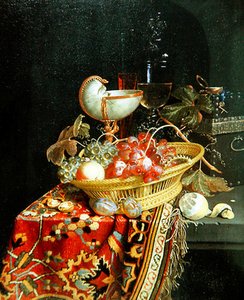 Un bodegón de frutas en una cesta y una copa de nautilus