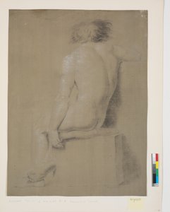 Modelo sentada en un pedestal alto con cojín. Vista desde atrás. Brazo derecho cortado. Brazo izquierdo colgando. Piernas cruzadas de Nicolai Abildgaard