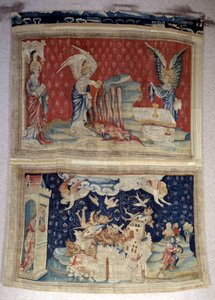 Tapiz del Apocalipsis (1373-1383), n. 59: la segunda y tercera botellas vertiéndose sobre el mar y las aguas. Abajo, n. 66, Babilonia es invadida por demonios. Tapiz de Nicolas Bataille (1330-1405) de Nicolas Bataille