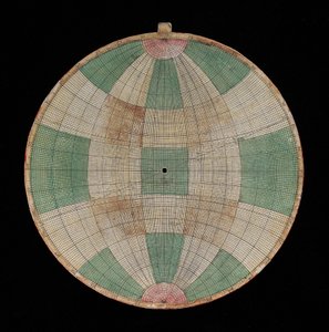 Astrolabio, detalle de una placa con una proyección de Frijus de Nicolas Bion