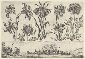 Panel horizontal con una fila de flores sobre un friso con una escena de batalla en un paisaje