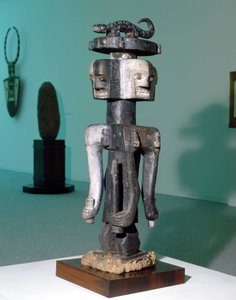 Artes populares “Ijo” (Nigeria). Escultura que representa un personaje de culto, probablemente un dios fálico. de Nigerian Nigerian