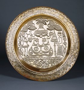 Un cargador de bronce Efik con una figura femenina central con túnica y dos sirvientes sosteniendo un abanico y un paraguas de Nigerian School
