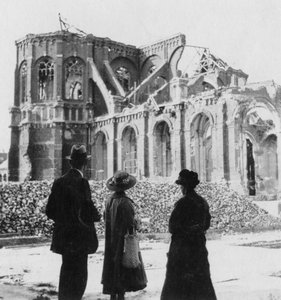 Daños a la iglesia de Notre Dame, Armentières, Francia, Primera Guerra Mundial, c. 1914-c. 1918