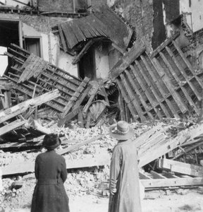 Casa destruida por una bomba, Armentières, Francia, Primera Guerra Mundial, c1914-c1918