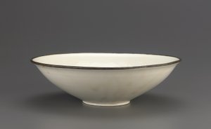 Cuenco de cerámica Ding con decoración de loto incisa, provincia de Hebei, siglo XI-principios del XII de Northern Song Dynasty Chinese School