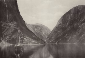 El fiordo Naerofjord desde el hotel Vikingvang (fotografía en b/n) de Norwegian Photographer