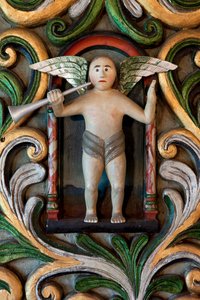 Ángel con trompeta, (detalle) del retablo, iglesia de Mo I Rana