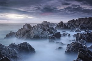 Rocas oceánicas brumosas