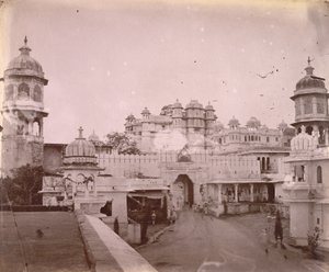 Vista del Palacio de la Ciudad, con la puerta de entrada en primer plano, Udaipur de O.S. Baudesson