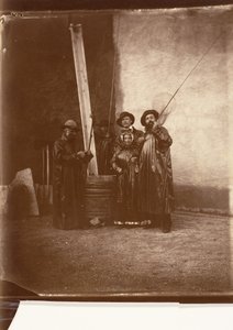 [El artista, su madre y amigos en atuendo de pesca] de Olympe Aguado