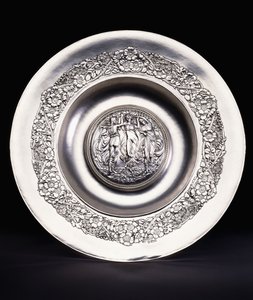 Primavera, un gran plato de agua de rosas de plata de Ramsden y Carr de Omar and Carr Alwyn Ramsden