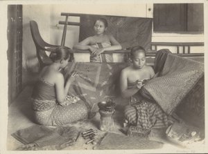Tres mujeres indias batiking