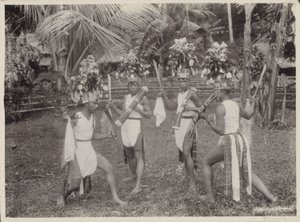Niños indios disfrazados bailando con kris en la mano de Onnes Kurkdjian
