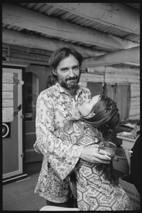 Dennis Hopper y su esposa Michelle Phillips en casa en Nuevo México