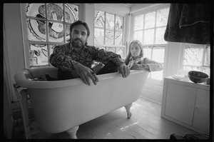 Dennis Hopper y su esposa Michelle Phillips en una bañera en Nuevo México