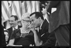 Eleanor Roosevelt con Harry Belafonte en un mitin electoral de Orlando Suero