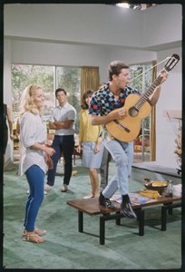 Frankie Avalon y Tuesday Weld en el set de 
