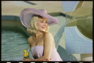 Hope Lange en sesión de fotos junto a la piscina