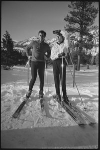 Janet Leigh y Tony Curtis en esquís en los Juegos Olímpicos de Invierno, Squaw Valley, California