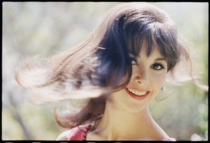 Marlo Thomas lanzando su cabello