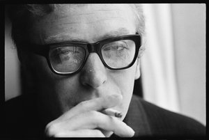 Michael Caine fumando de Orlando Suero