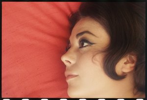 Natalie Wood en casa con la cabeza en la almohada