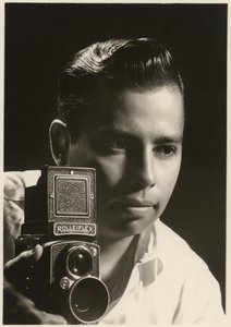 Retrato de Orlando Suero con cámara Rolleiflex, c.1954