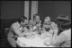 Paul Newman, Mort Sahl y Joanne Woodward bromeando en la cena