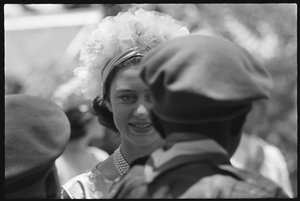 Princesa Margarita saludando a las tropas en la celebración de la independencia de Jamaica