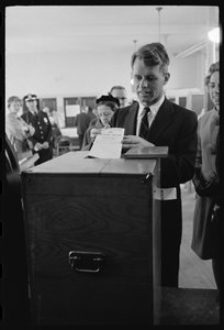 Robert F. Kennedy vota por su hermano
