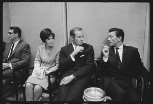 Rock Hudson, Charlton Heston, Laurence Harvey esperando para conocer a la Princesa Margarita